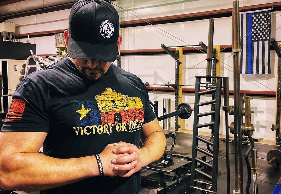 My new shirt from my favorite clothing brand relentless_defender came in just in time to be the perfect shirt for Leg Day. Legs are my favorite workout and to be a proud Texan this shirt sums up the approach to training and life. It’s hard to stop someone who refuses to give up. 👊💪 #iam1stphorm #legionofboom #1stPhorm #wedothework #despair #ironden #irondenleaguecity #theirondengym #darustrong