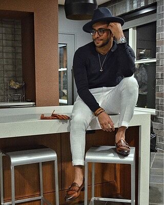 Atlas V-Neck Sweater’s targeted ventilation keeps you at the perfect temperature, allowing you to maintain your look no matter the location or weather. @doctajayyy #collab