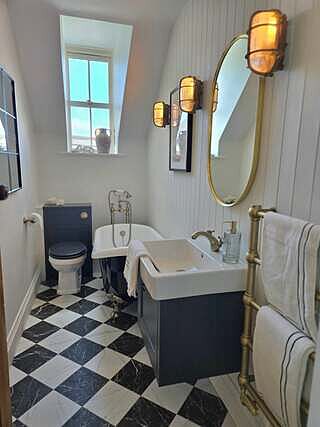 Bulkhead Outdoor & Bathroom Oval Wall Light - 6 Inch