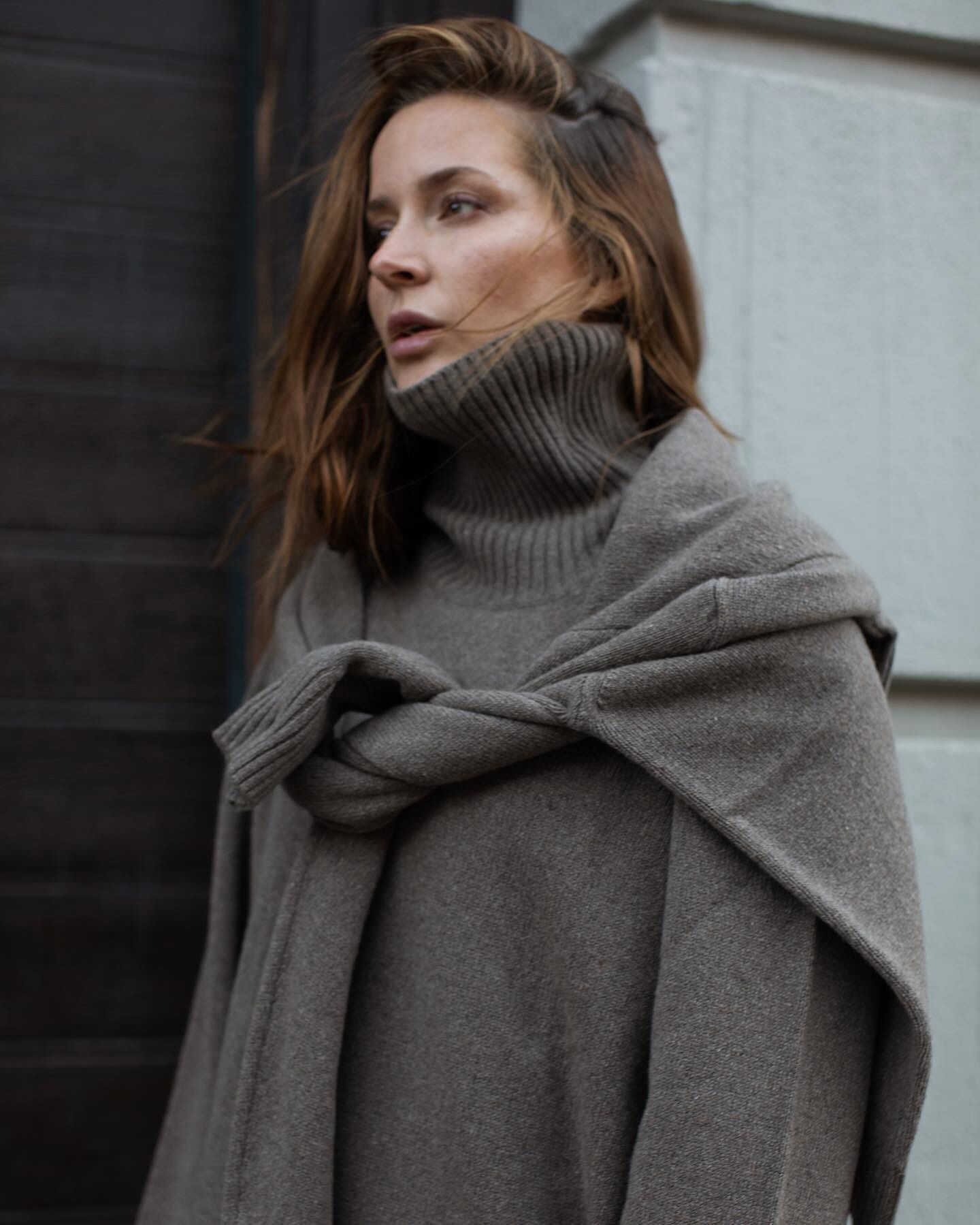 Cozy in asket’s cashmere roll-neck— a fall essential with its high-neck that hugs in a beautiful way. And that color? Timeless. Already feeling it becoming a season companion. asket