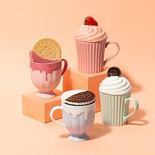  【NEW!】気分が上がる、とびっきりキュートなスイーツモチーフのマグカップです！本物そっくりなビスケットやカップケーキ型のフタを外すと普段使いしやすいシンプルなデザインなので、シーンによって使い分けできるのがポイントです🍰🍪電子レンジ(本体のみ）や食器洗浄機も使用できて、ルックスだけでなく実用性も優秀なアイテムです！かわいい箱入りなのでプレゼントにもぴったり💗 