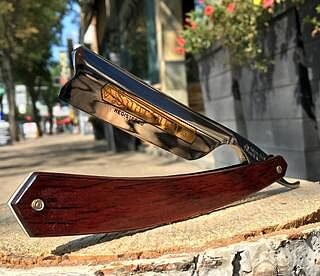 Thiers Issard Straight Razor, Spartacus, Red Stamina Wood, 7/8