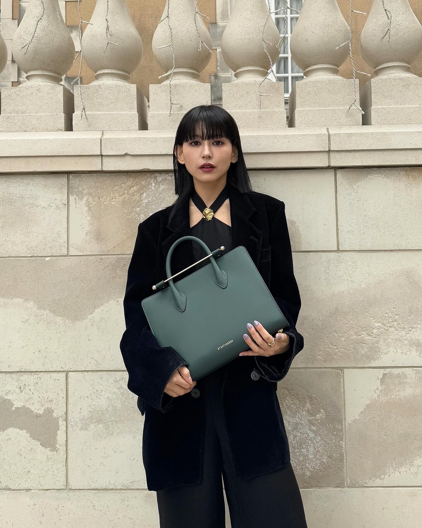リッチで上品な深い緑に惹かれ
直接手に取った時、2度惚れる💭

スペインのブランド
strathberry 

👜🌳 MIDI TOTE/ Bottle Green

#STRATHBERRY #pr