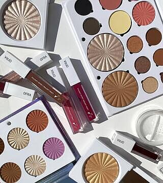 The lineup your makeup bag’s been waiting for ✨#Beauty #makeupgoals #MakeupCollection⁠
⁠
✨ Bienvenidos A Miami Palette ⁠
✨ Sassy Pro Palette ⁠
✨ Sugar Cookie Highlighter ⁠
✨ Soho Highlighter ⁠
✨ Laguna Beach LLLL ⁠
✨ Verona LLLL ⁠
✨ Santa Monica LLLL