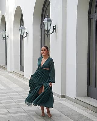 Edelyn Midi Dress - Cut Out Balloon Sleeve Tiered Dress in Emerald