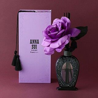  【NEW!】ANNA SUIの香水をイメージしたルームフレグランスです！Francfranc一部店舗・オンラインショップにて10/26より発売開始！※ブラックのみ
香水瓶を思わせるゴシック調のボトルにボリューム溢れるアートフラワーを添えて、インテリアのアクセントとなるデザインに仕上げました💜ANNA SUIの代表的な香水にオマージュを捧げるローズの香りです🌹🦋 