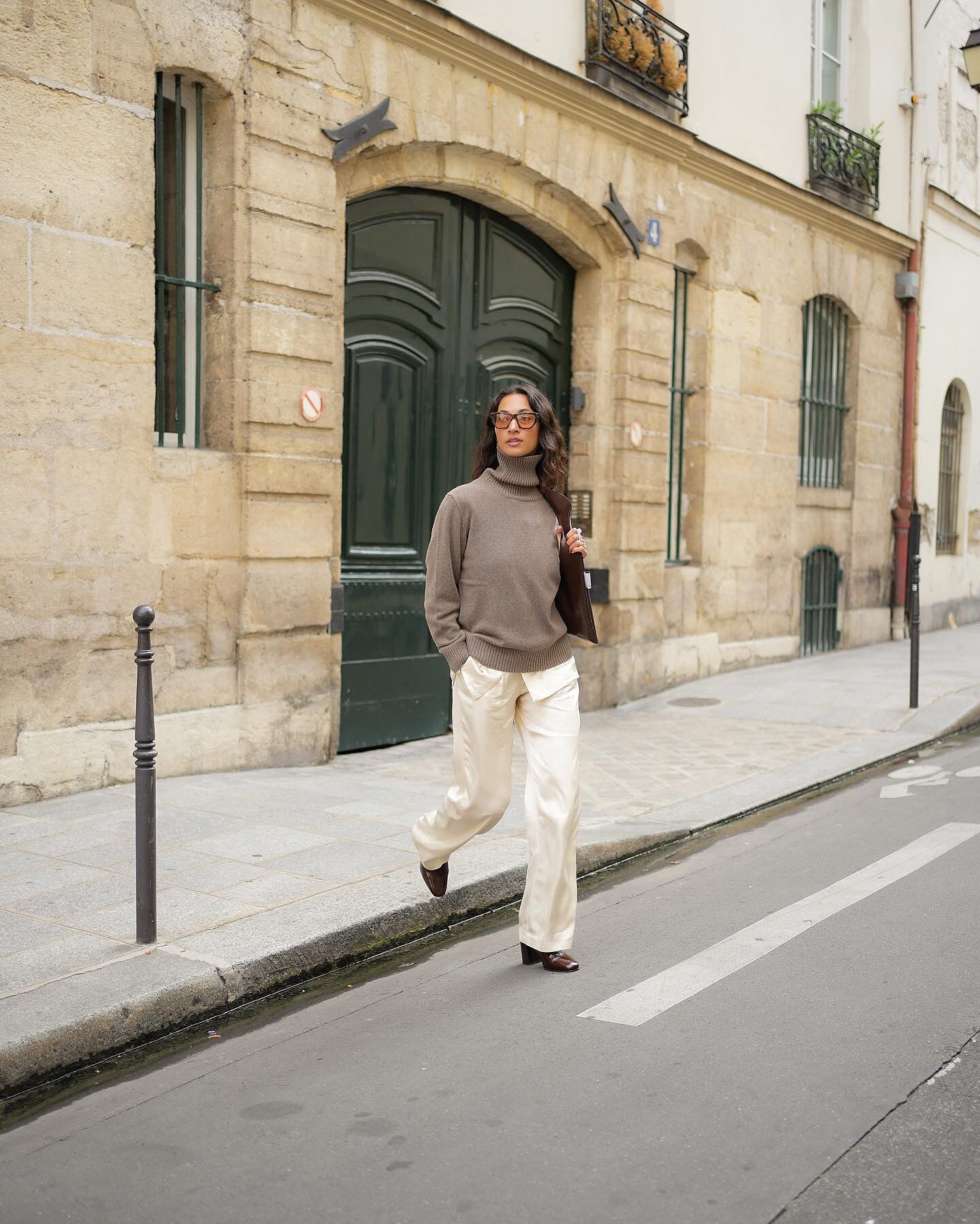 My favorite autumn essential is a timeless, responsible and cozy cashmere rollneck by asket #anzeige #asket⁠ ✨
⁠
Crafted from an Italian 97% recycled cashmere yarn and knitted into a relaxed silhouette, it invites you to wallow in unending softness. It' s a timeless essential that fit's into any wardrobe that is matching any mood. ⁠
⁠
#timeless #timelessessentials #responsiblefashion ⁠
#autumnlook #autumnstyle #ootd #streetstyle #parisstreetstyle
