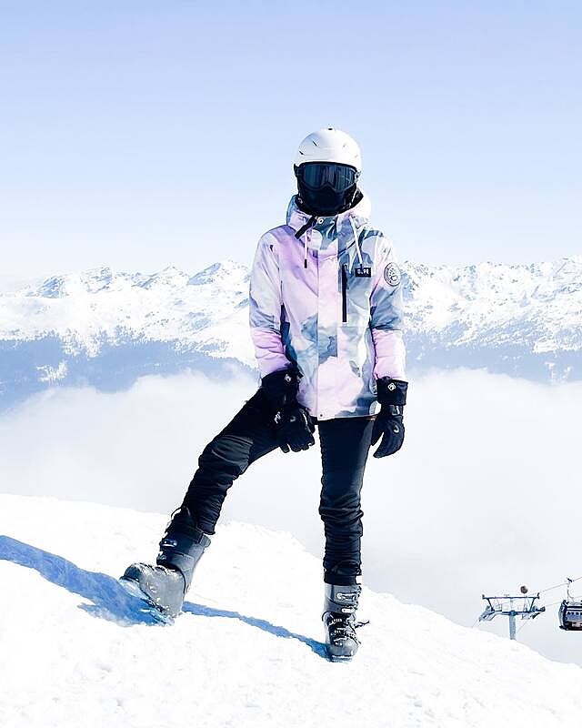 Customer @linas_bucketlist in Dope Blizzard W Full Zip 2021 Snowboard Jacket Women Blot