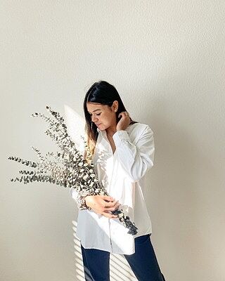 We love how light and breezy this outfit is! Aero Zero Boyfriend Shirt and Slim Kinetic Pants worn by @hellotuesday #collab