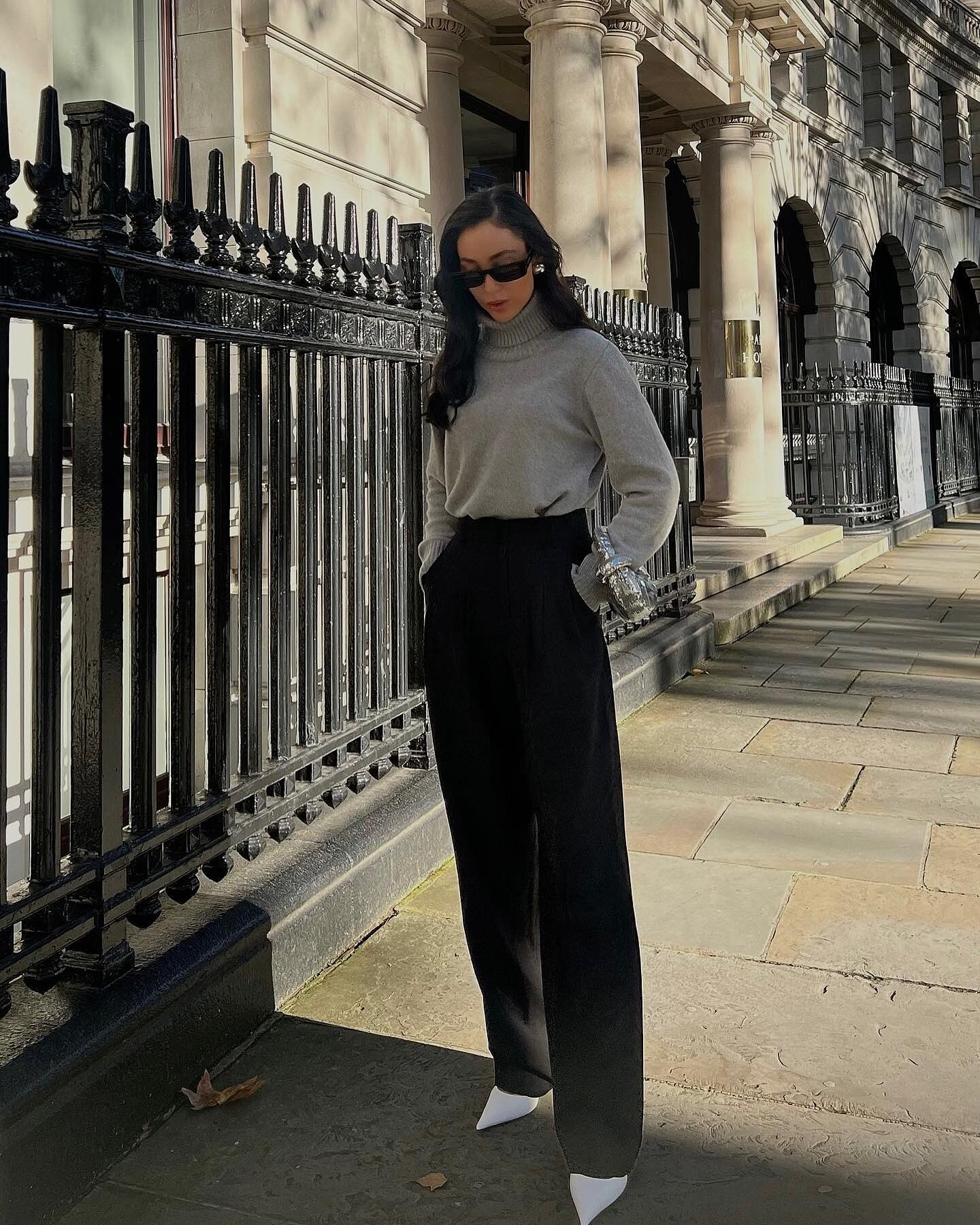 Simple outfit, bold accessories. I love the juxtaposition 🤍

Knitwear asket 
Trousers thefrankieshop 
Shoes hm 
Bag jwpei_official 
Earrings stradivarius
