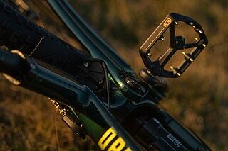Stamp 11 Large Titanium Flat Pedals | Crankbrothers