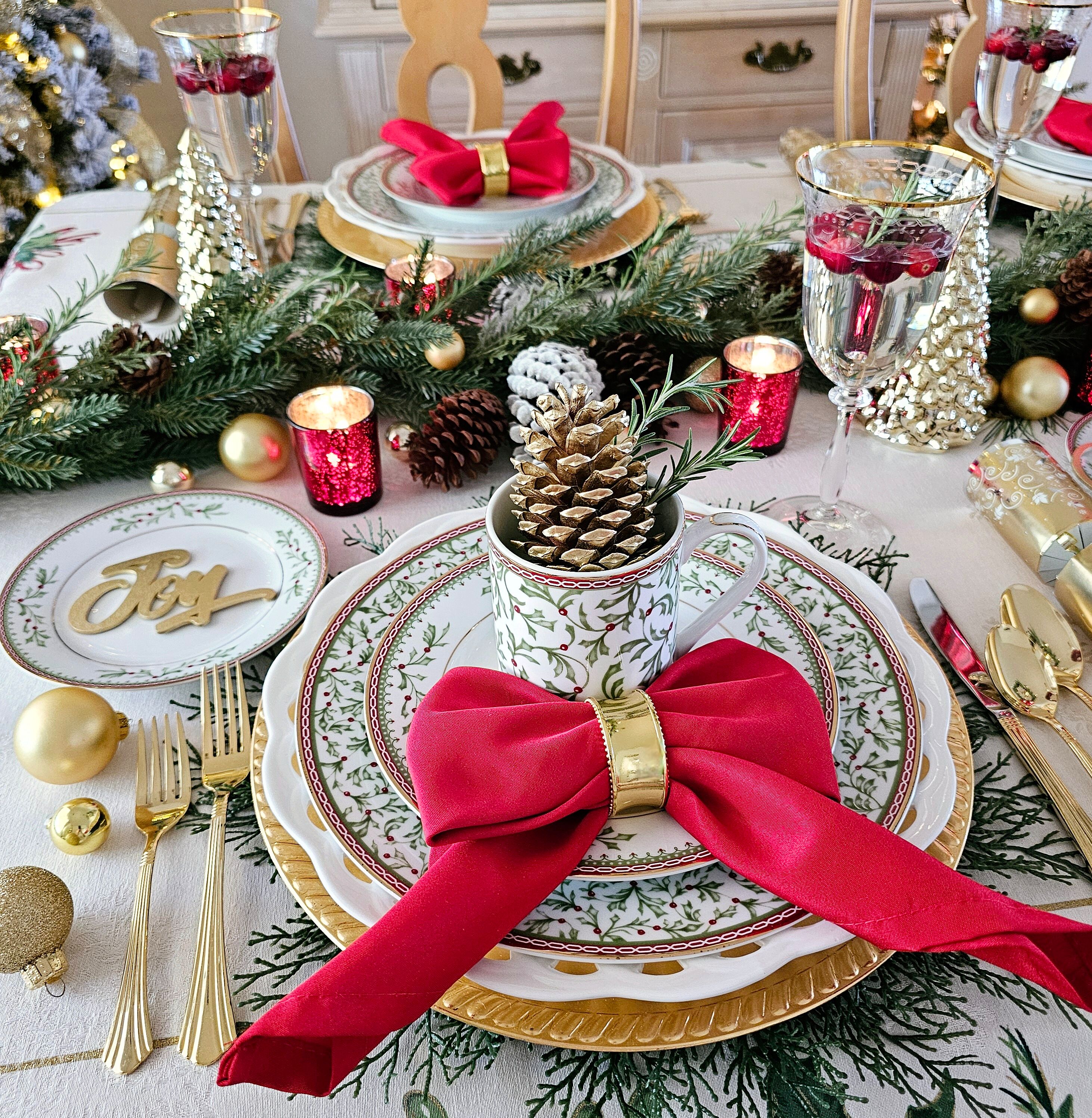 Holiday Traditions Gold Rim Set of 4 Red Wine Glasses